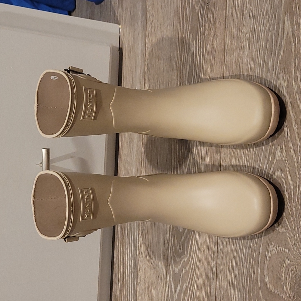 Hunter Original Refined Short Boots Size 7 Cream Color